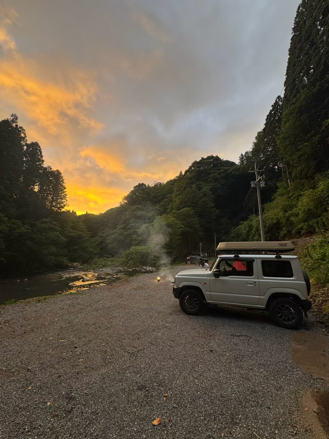 夕暮れのAサイトと車